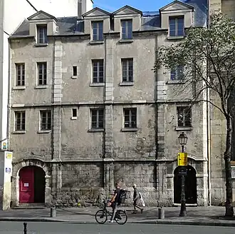 Nos 22–26: cloister of the Church of Les Billettes