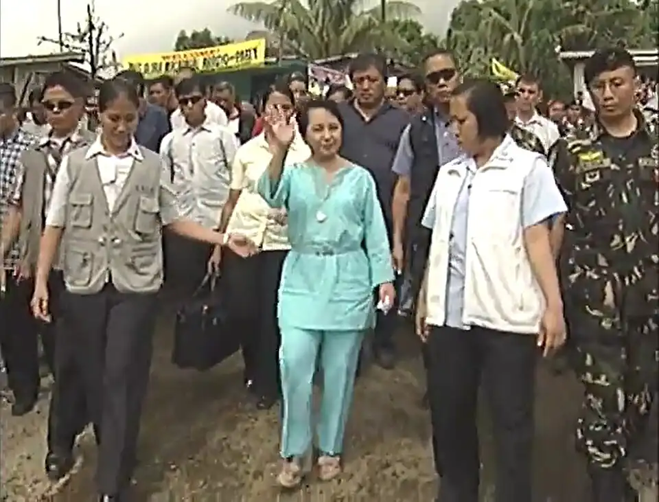 President Arroyo greeting the residents of Nunungan after arriving by helicopter.