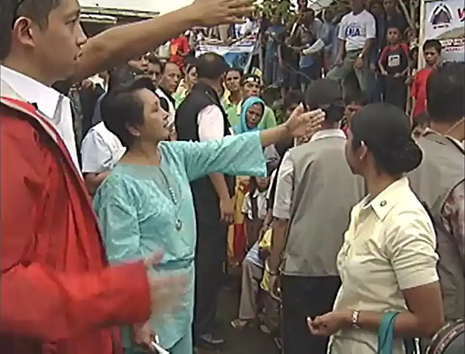 President Arroyo, accompanied by Governor Dimaporo, discussing local developments in Nunungan.