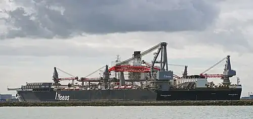 The 5,000&nbsp;t (5,500-short-ton) Huisman crane is mounted in a tub on the port side of the stern (Aug 2020)