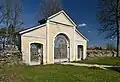 Pilistvere churchyard gate with walls