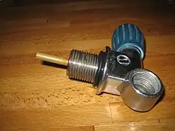 Cylinder valve with M25x2 parallel thread and lateral valve knob in right hand side configuration. The offset 5-thread G5/8" DIN socket can accept a plug to allow use of a Yoke connector.