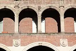 Arcades, medallions and capitals.