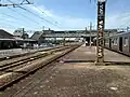 Passing loops run between the station building (left) and the first platform.