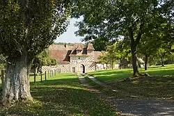 The entrance to Querville Manor