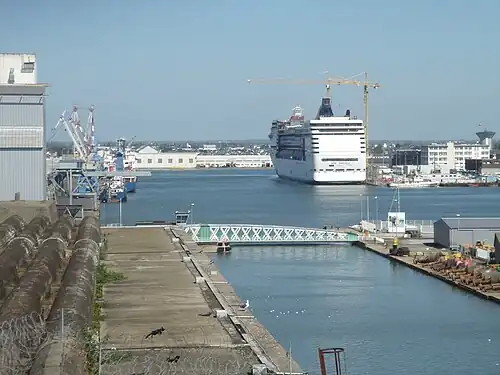 Shipbuilding: Fitting out a cruise ship at the Quai de Penhoët (Pont du Pertuis in the foreground).