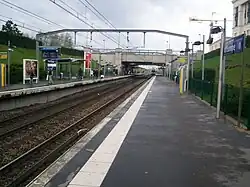 General view to the west (towards Paris) from the halfway point of the station.