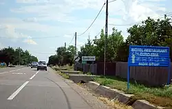 The DN2 road entering the village of Dumbrava