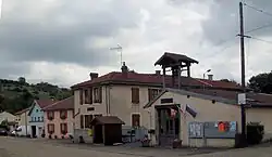 The town hall and school in Regney