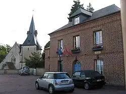 The church and town hall in Reux
