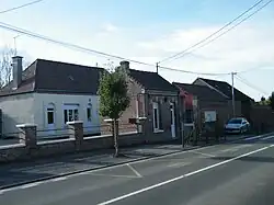 The town hall and school in Roiglise