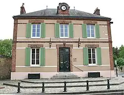 The town hall in Roinville