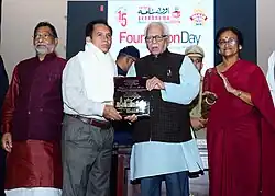 Roshan Taqui receives award.