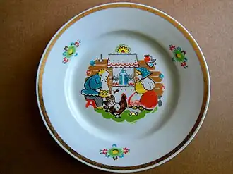 A plate depicting a speckled hen