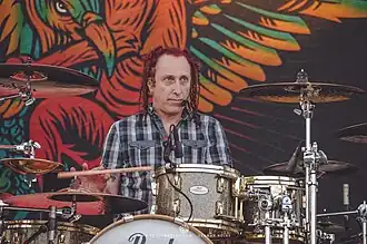 Rose performing with Sevendust in 2016