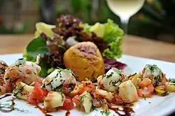 Salad of crayfish flambéed in cachaça with cashew vinaigrette