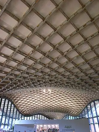 The roof shell of the Savill Building is made of interlocking larch laths.[30]