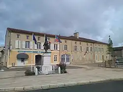 The town hall and war memorial in Seissan