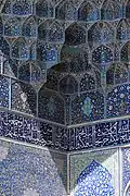 Comparison of Mo'araq (above the inscriptions) and Haft-Rang (below), Sheikh Lotfollah Mosque