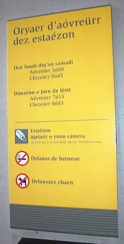 Photograph of a sign in Gallo in the Rennes Metro.