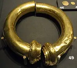 A tubular gold torc, one of the torcs of the Snettisham Hoard on display at the Norwich Castle Museum[93]