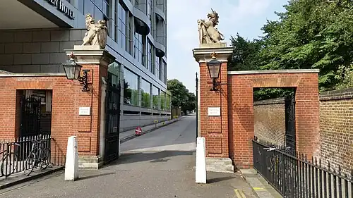 Lion and Unicorn gate, entrance to Kensington Palace (See §&nbsp;Examples: Kensington Palace.)
