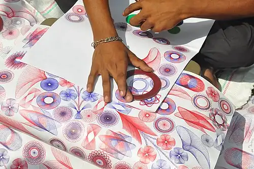 Drawing patterns with a Spirograph ring and wheel