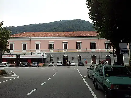 The passenger building.