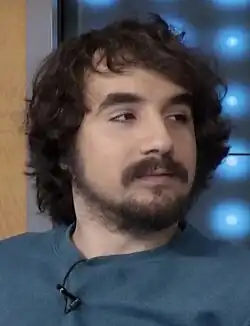 Kardynal glancing away from a camera