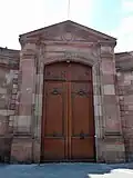 Main portal on the Rue brûlée. The courtyard right behind is rarely seen.