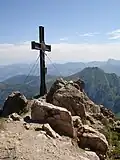 Summit cross on the Großer Rettenstein. Behind: the Kleiner Rettenstein.