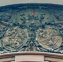 The Szentkereszty-Florescu coat of arms above the gateway at Horánszky utca 15