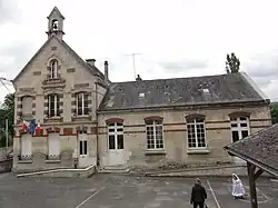The town hall and school of Taillefontaine
