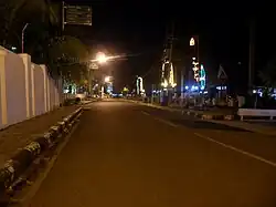 Jalanan kota Tenggarong pada malam hari.