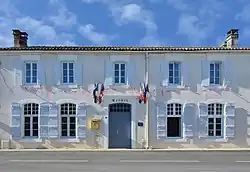 The town hall in Thézac