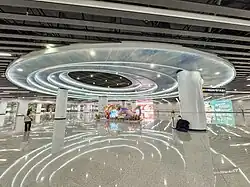 The ceiling design of part of the Line 13 concourse is based on the theme of "Vast Sky, Tianhe Star Rain"