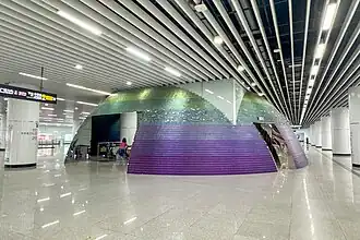 The escalators and stairs towards Platforms 1 and 3 of Lines 11 and 21 on the concourse adopt a candy-shaped design with circular vaults[1]