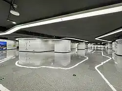 The transfer level between the Line 11/21 island platform and the Line 13 island platform