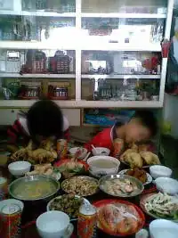 To bite the chicken head