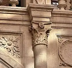 Corinthian capital at the Hôtel de Bernuy.