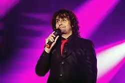 Sonu Nigam singing the song on the concert