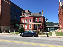 The jail and jailer's residence adjacent to the courthouse in 2021
