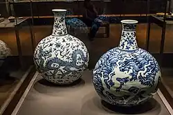 Two Chinese flasks with dragons; 1403-1424; underglaze blue porcelain; height (the left one): 47.8&nbsp;cm, height (the right one): 44.6&nbsp;cm; British Museum (London)