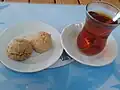 Un kurabiyesi served with tea