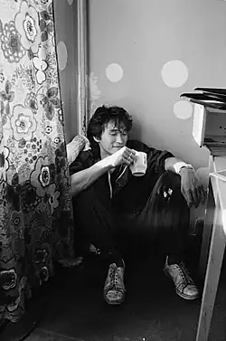Tsoi in 1986, sitting on the floor and drinking tea