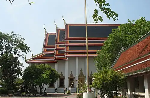 The Viharn containing the reclining Buddha. The tree on the right behind a pavilion is the Bodhi tree.