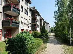 Between 1987 and 1989, four-story Panelház with tiled roofs were built in the Vizafogó lakótelep (housing estate)