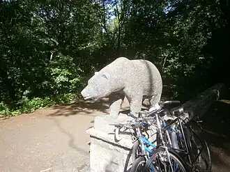 Bär (Erwin Damerow, 1973), one of several pieces of public art in the park.