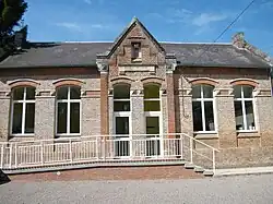 The town hall and school in Vraignes-lès-Hornoy