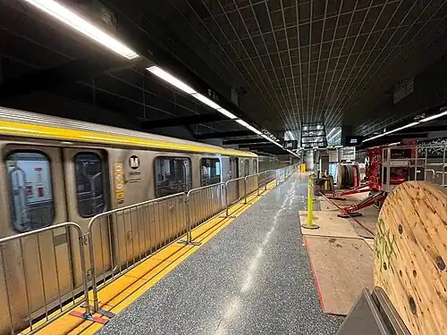 HR4000 test train arriving at Wilshire/La Brea station platform